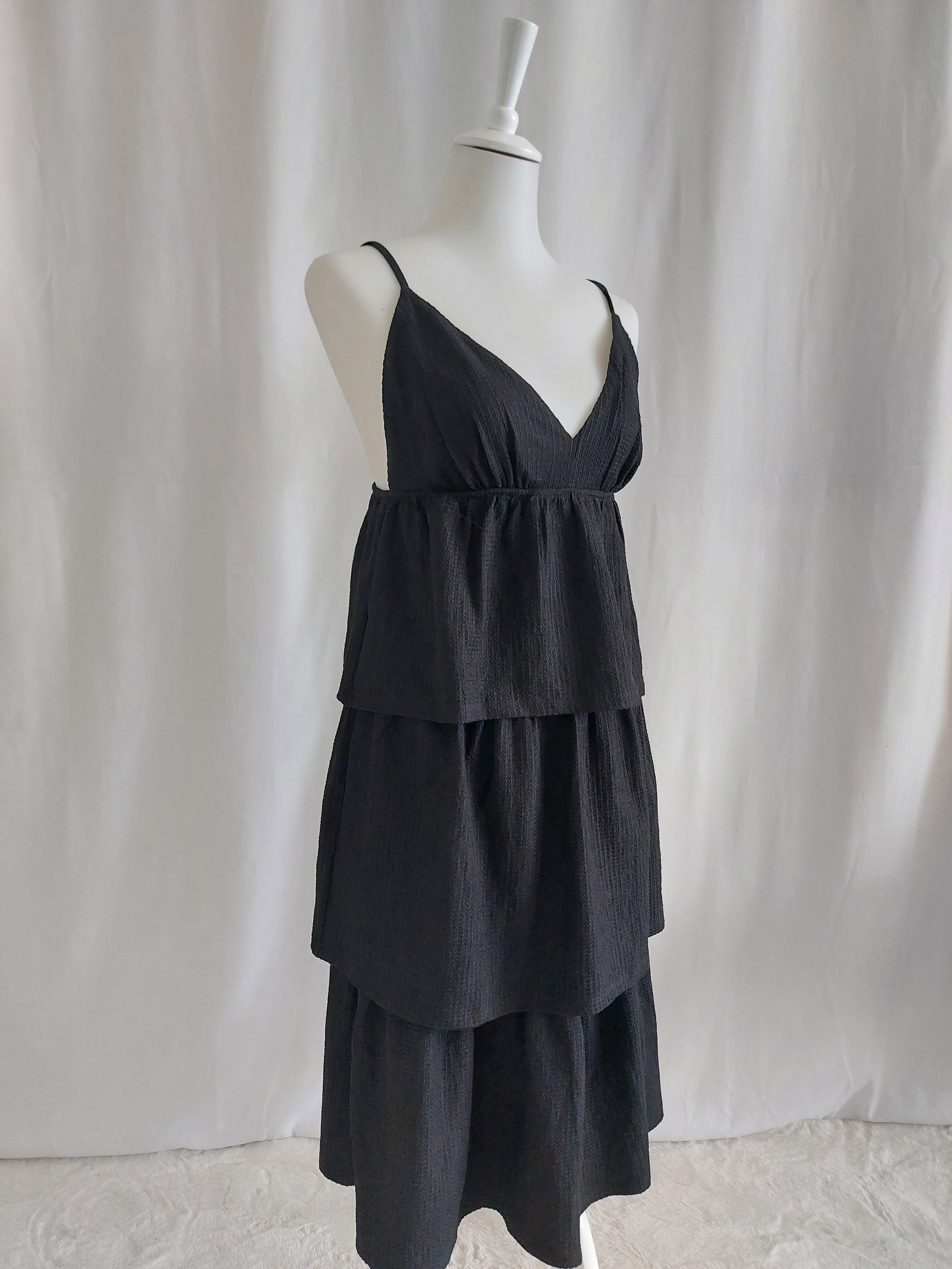 Schwarzes Kleid im Maxikleid-Stil