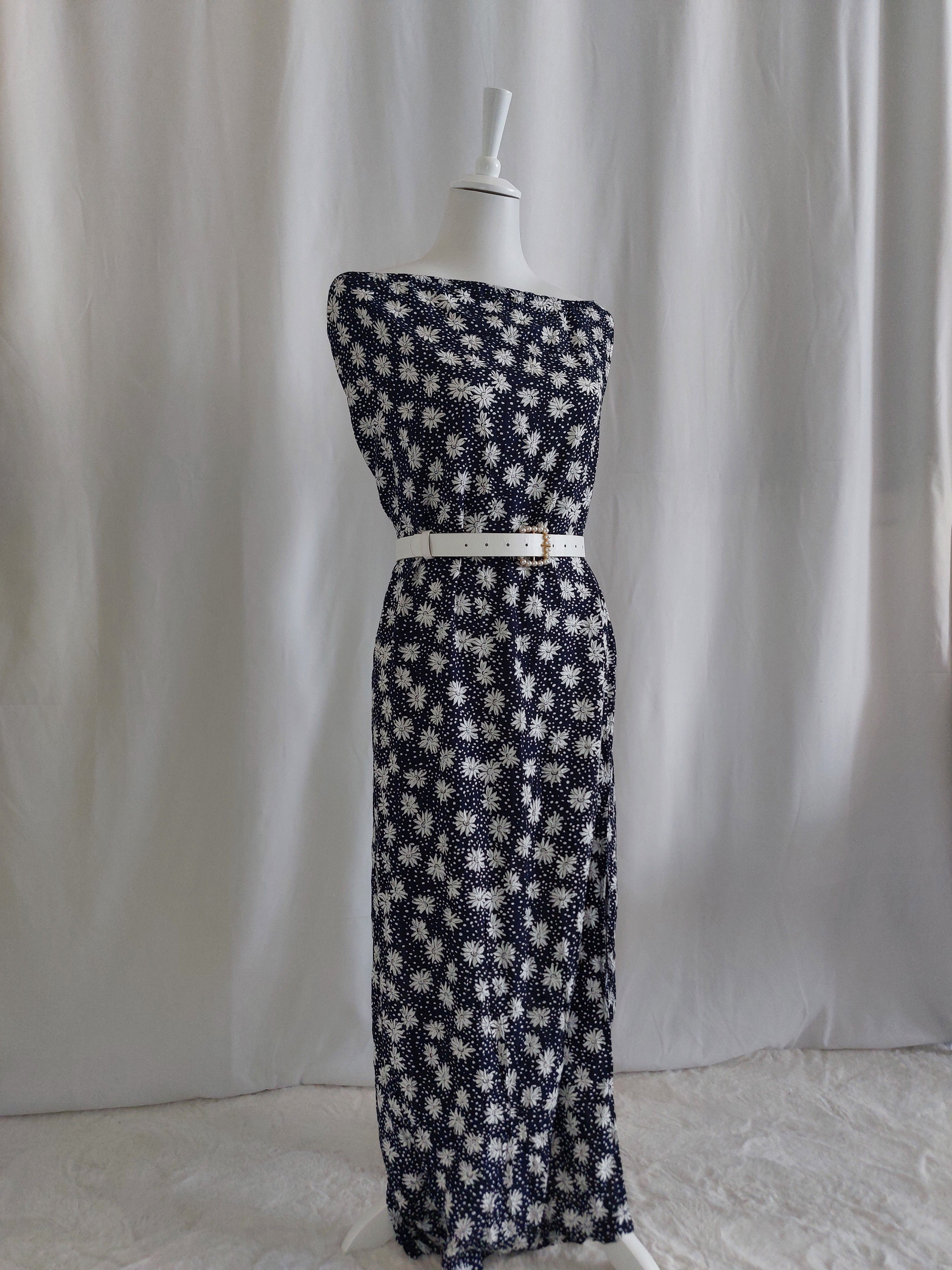 Trägerloses marineblaues Maxikleid mit weißen Blumenmustern