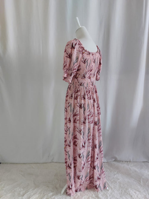Elegantes Maxikleid mit rosafarbenem Blumenmuster