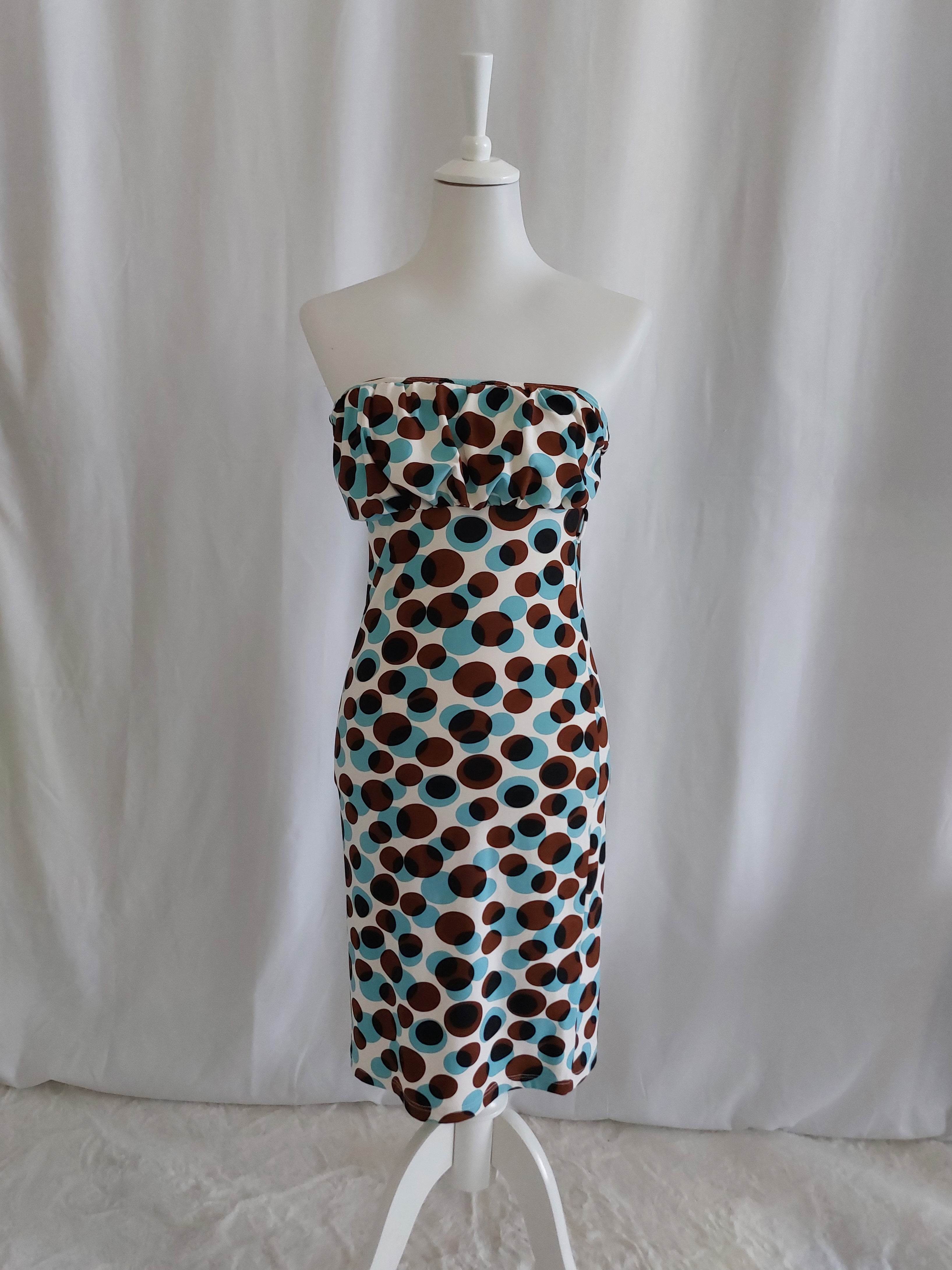 Blau-braunes gepunktetes Sommerkleid