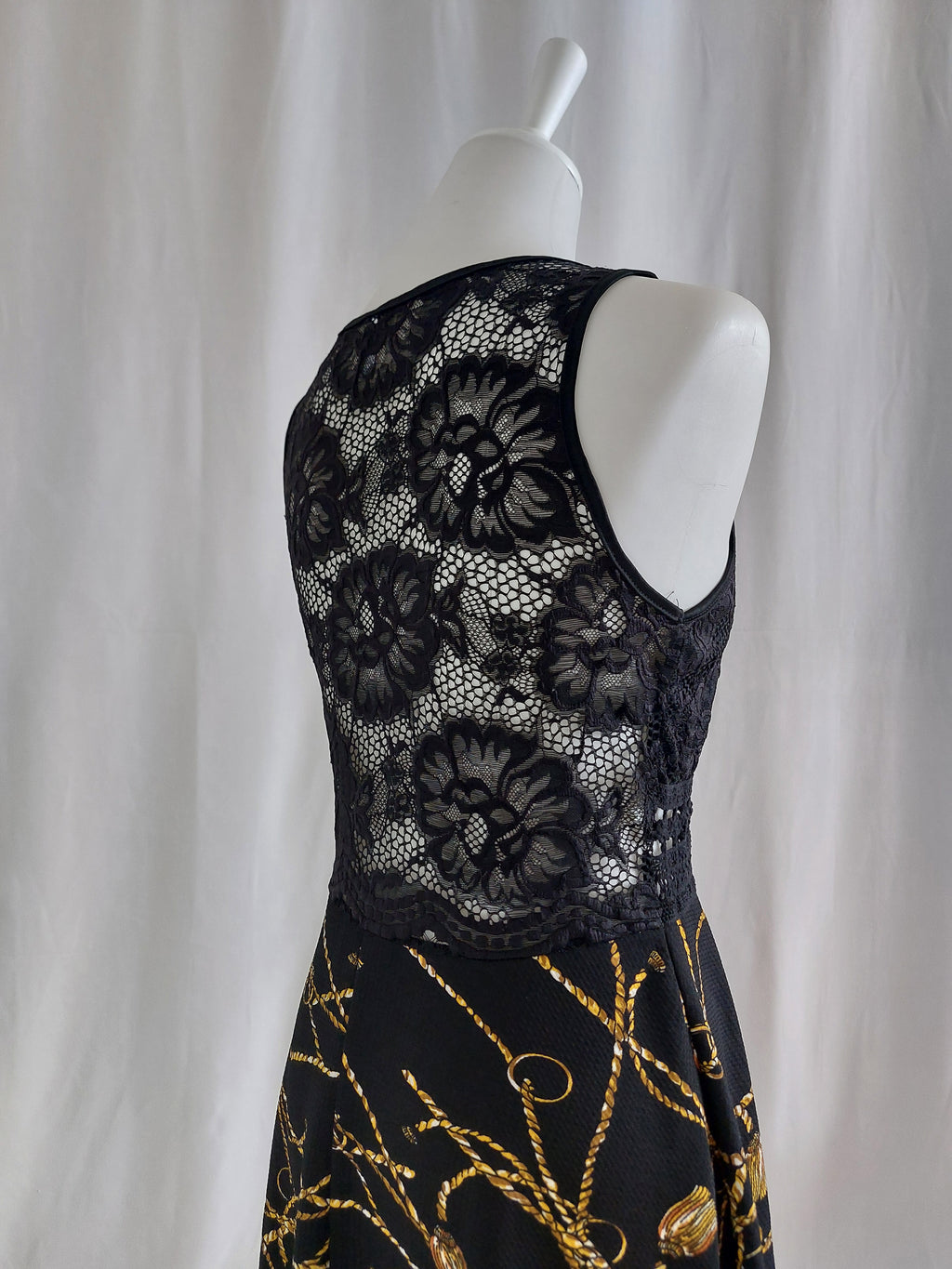 Elegantes Kleid mit Spitzenoberteil