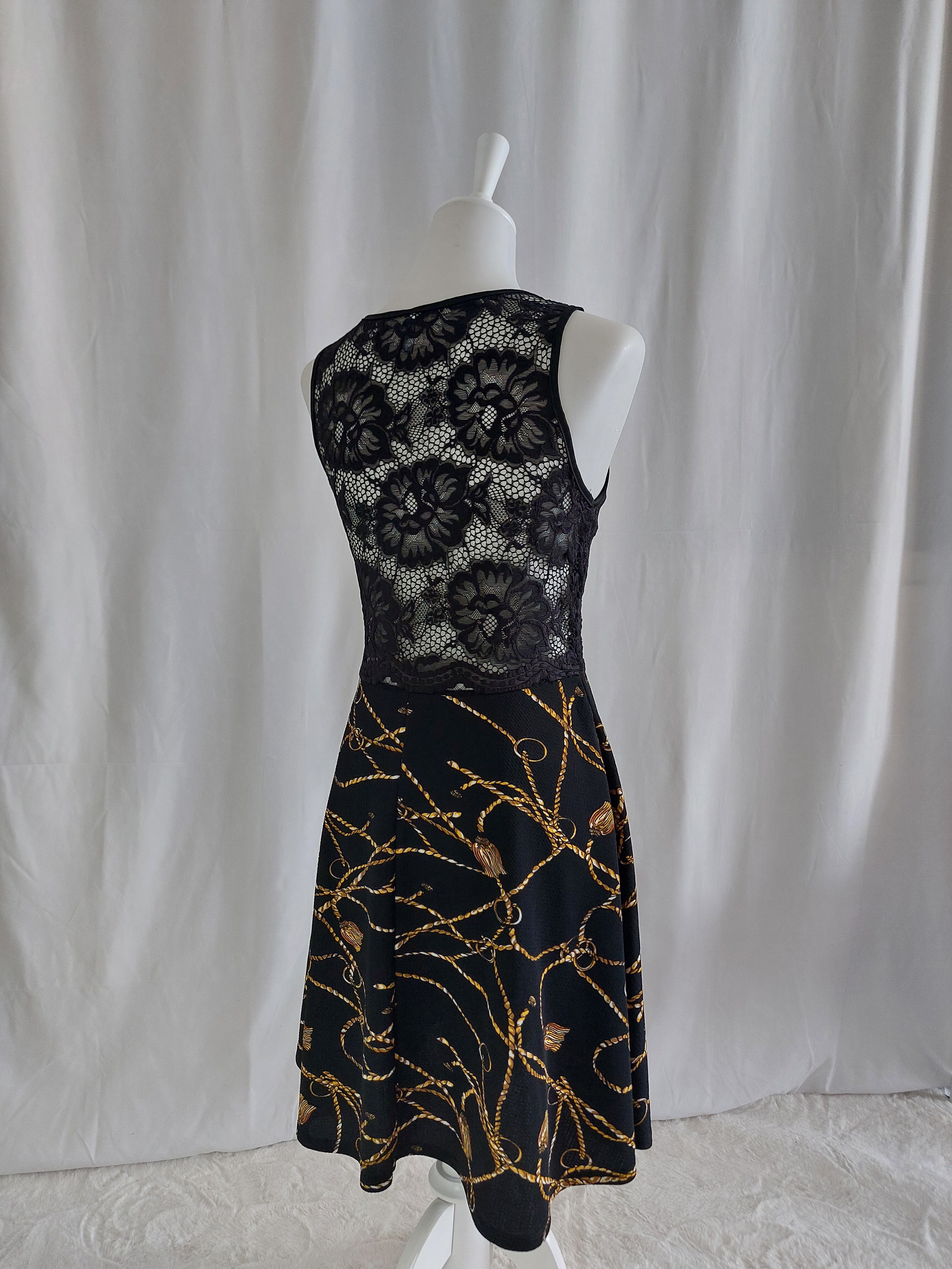 Elegantes Kleid mit Spitzenoberteil