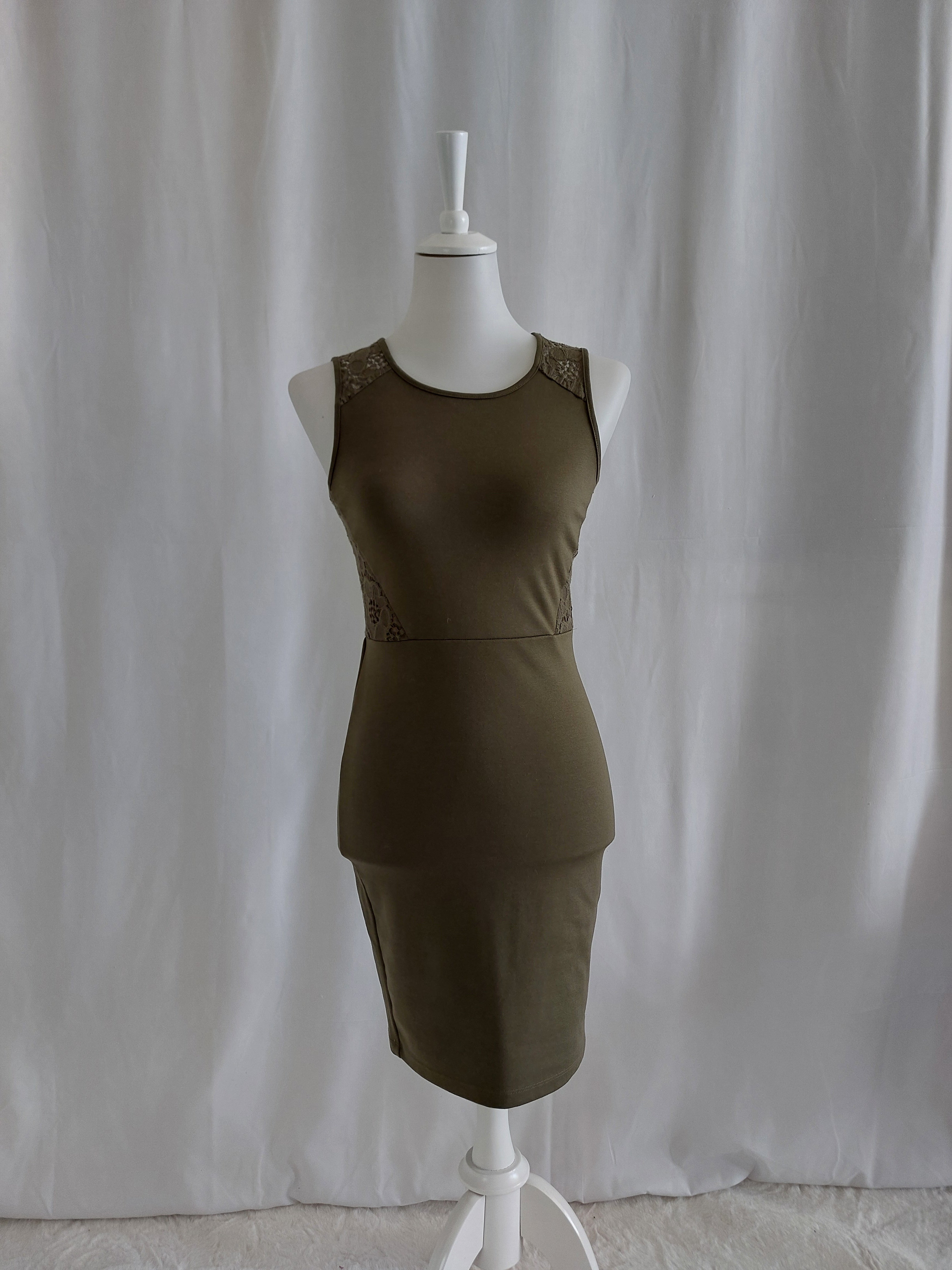 Khakifarbenes Businesskleid mit Spitzenrücken